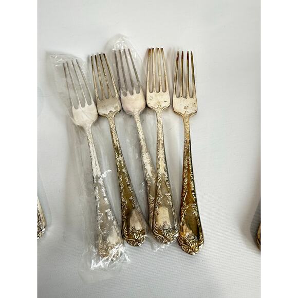 19 Piece Silverplate William Rogers & Son Flatware Set New Vintage Some Wrapped - Picture 4 of 6